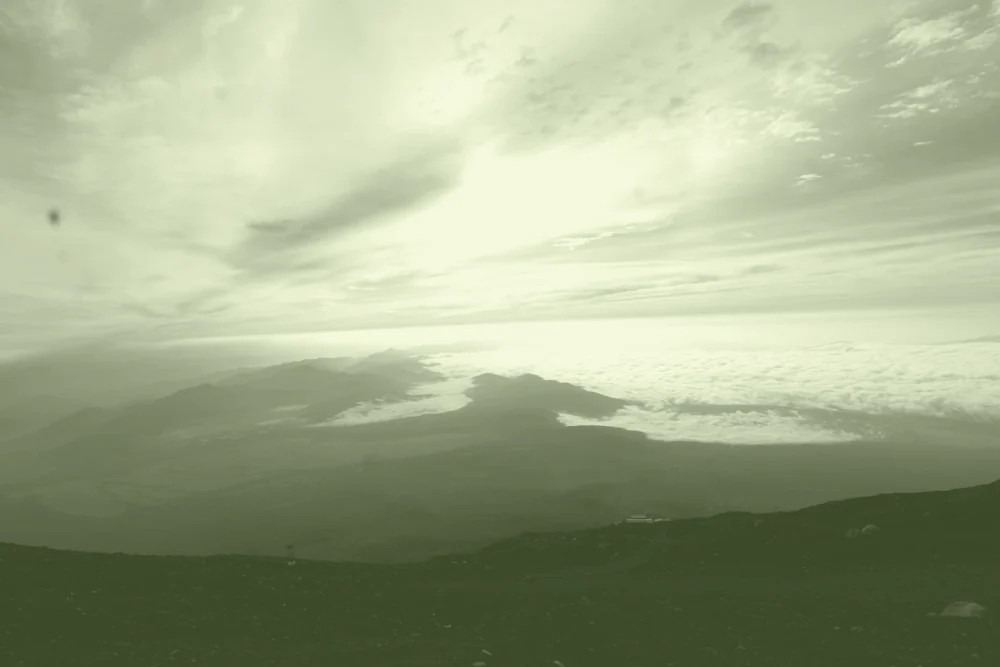 La vue depuis le mont Fuji, au-dessus de la mer de nuages.